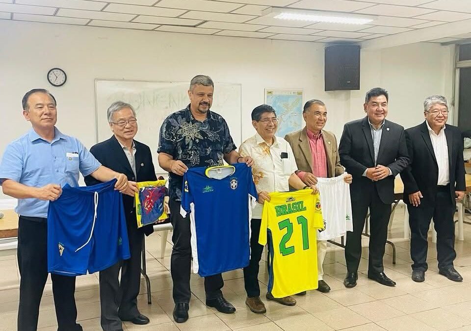 ICNBK e AOKB enviam uniformes à time de futebol de Okinawa